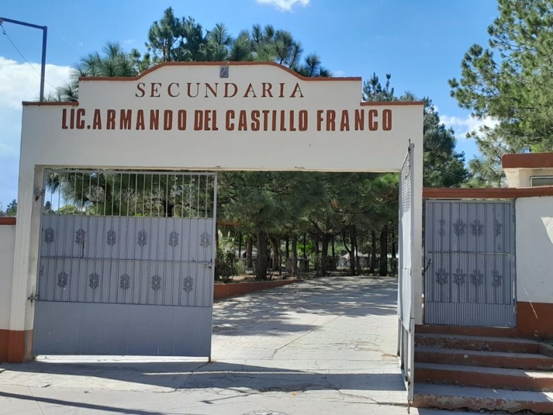 Padre de familia cierra secundaria porque su hija fue sancionada