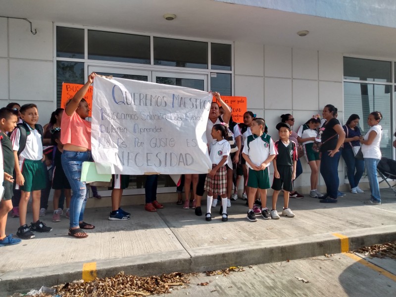 Padres de familia toman instalaciones de la SEV