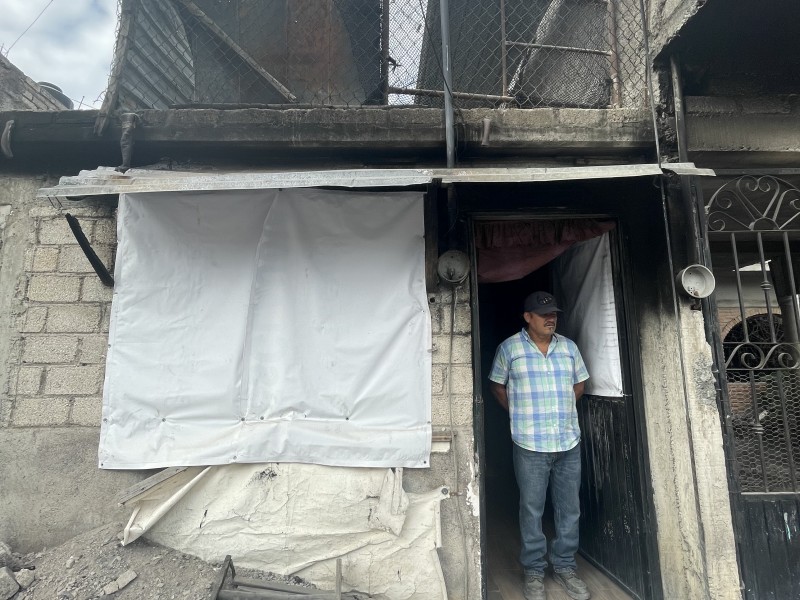 Padre desesperado pide ayuda, incendio acabó con su hogar