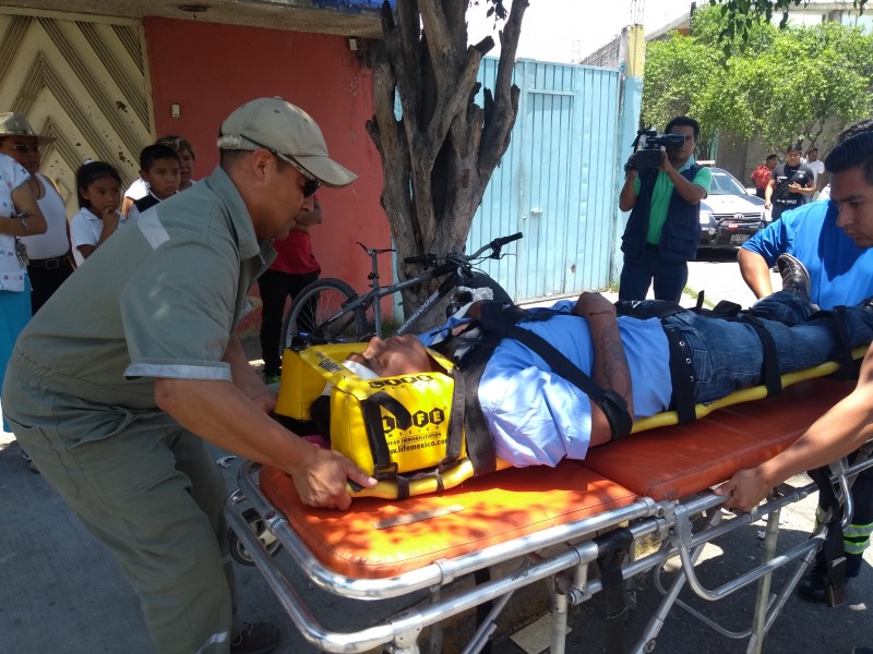 Padre y su hija resultan lesionados al chocar