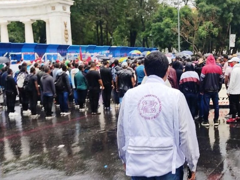 Padres 43 normalistas protestan en Hemiciclo a Juárez