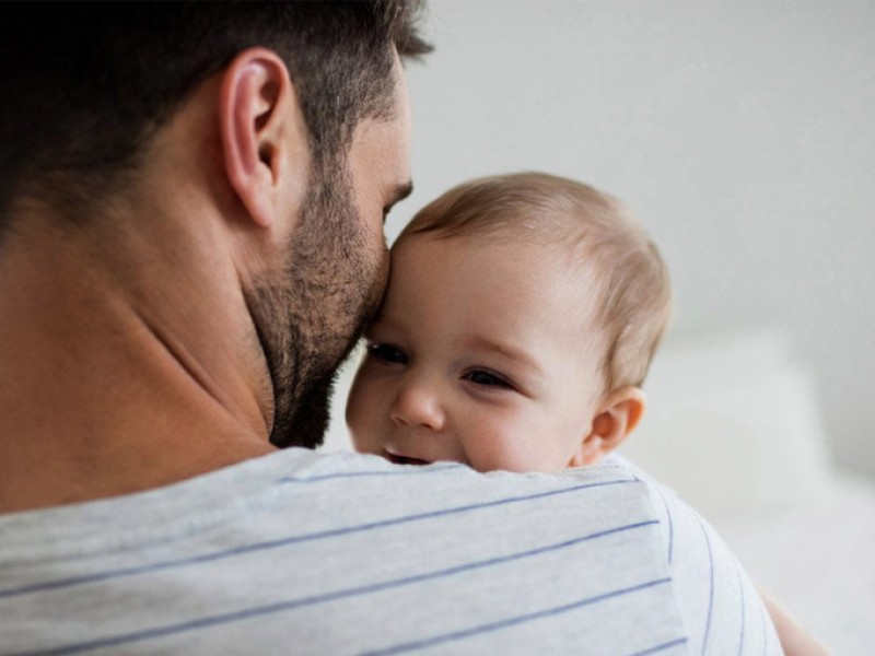 Padres adoptivos o biológicos logran ampliación de licencia por paternidad