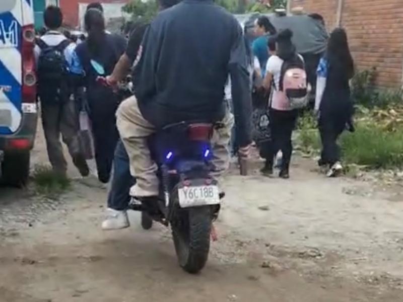Padres alertan por jóvenes armados afuera de secundaria en Xalapa
