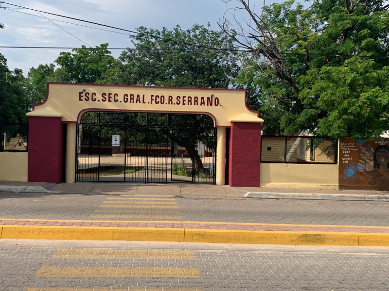 Padres amenazan con tomar secundaria Francisco Serrano, exigen director