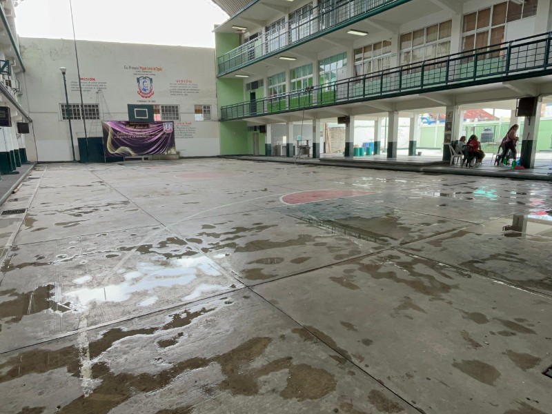 Padres ayudan a limpiar Primaria Lerdo tras inundación