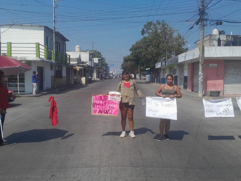 Padres bloquean avenida Yáñez para exigir rehabilitación de escuela ...