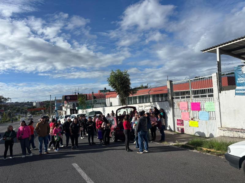 Padres bloquean bulevar Xalapa-Banderilla; exigen salida de director