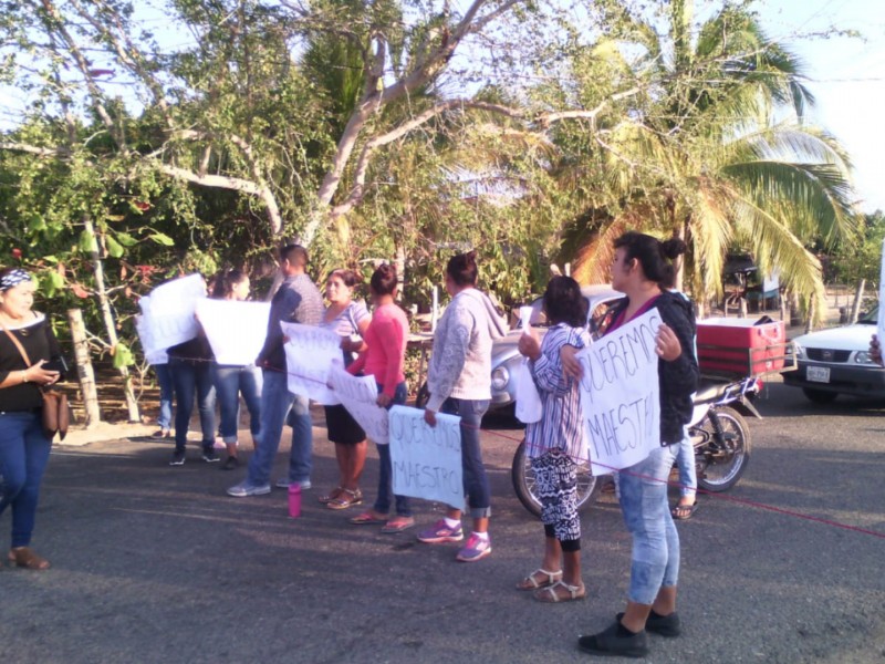 Padres bloquean carretera a La Unión, piden maestro