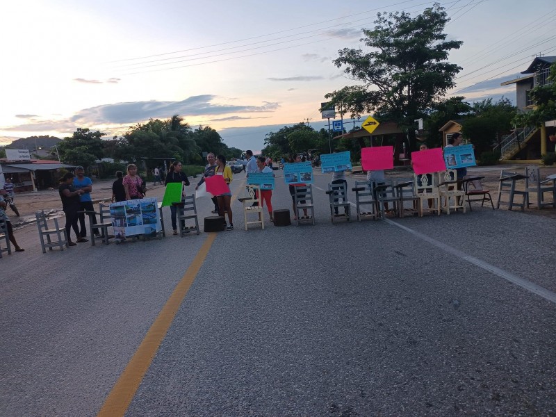 Padres bloquean carretera Acapulco-Zihuatanejo en Atoyac