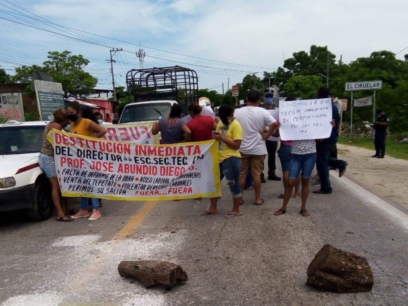 Padres bloquean carretera Acapulco-Zihuatanejo; exigen destitución de director