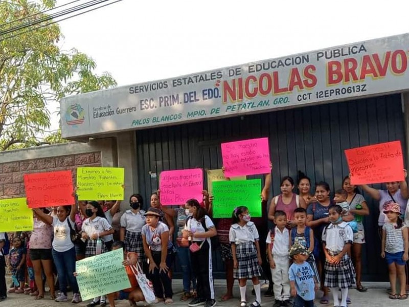 Padres bloquean carretera en Palos Blancos, exigen maestros