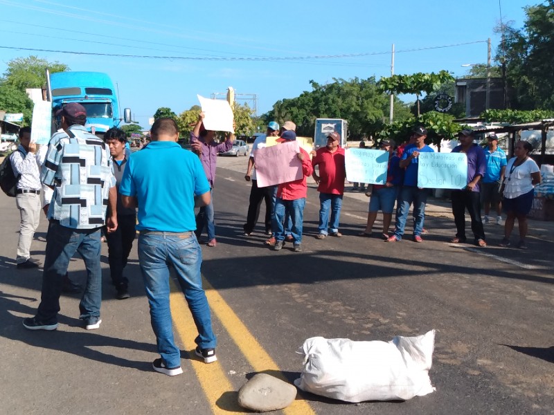 Padres bloquean carretera nacional; exigen 30 maestros