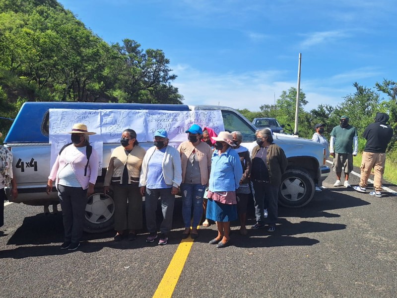 Padres bloquean carretera tramo Huajuapan-Oaxaca exigiendo cumplimiento de acuerdos educativos IEEPO