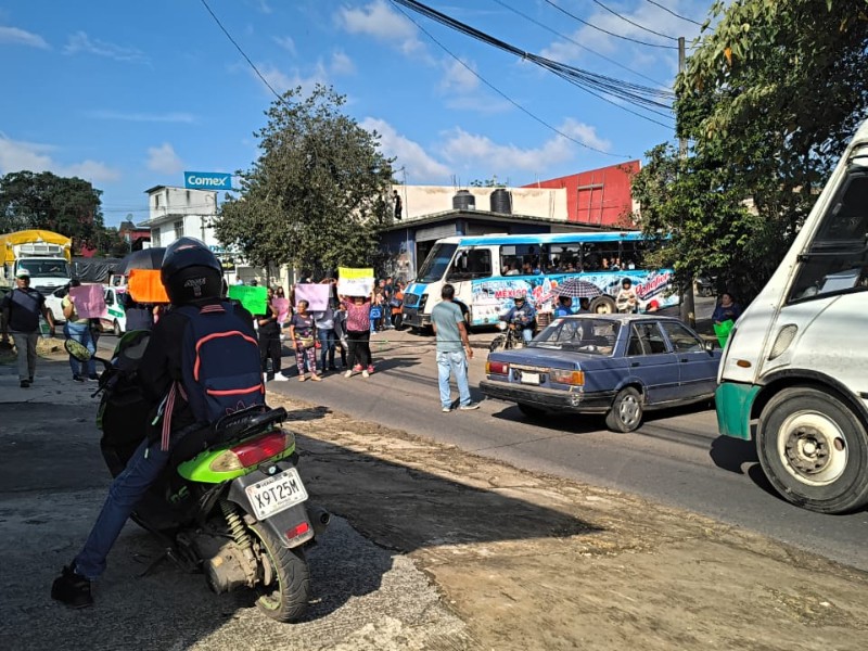Padres bloquean carretera Xalapa–Alto Lucero por falta de maestros en telesecundaria