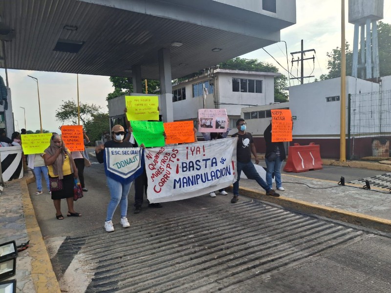 Padres bloquean caseta de Ixtepec por falta de respuestas IEEPO