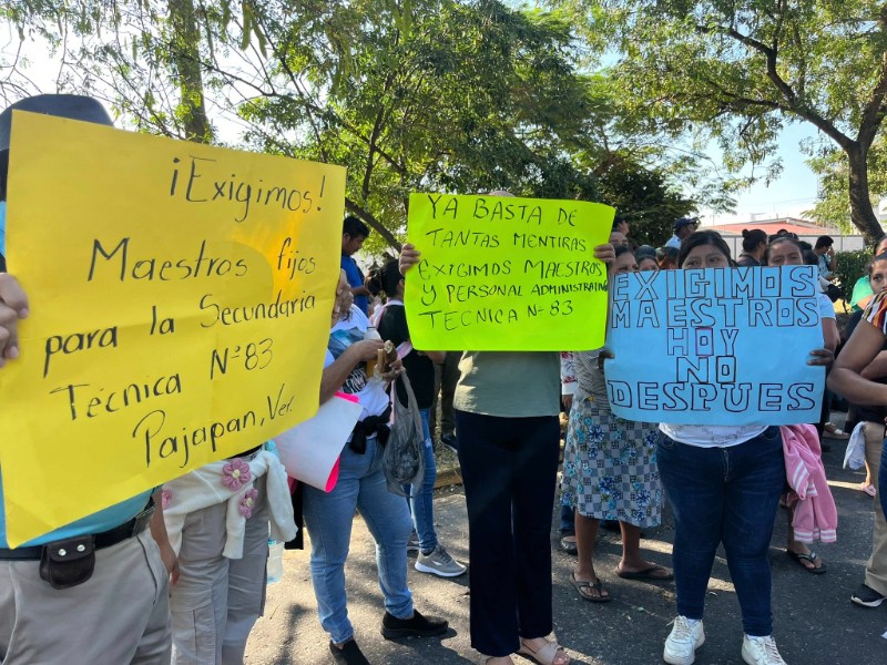 Padres bloquean SEV por falta de maestros en secundaria de Pajapan