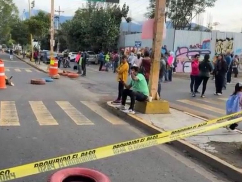 Padres bloquean vialidad por falta de acceso a plantel educativo en Oaxaca