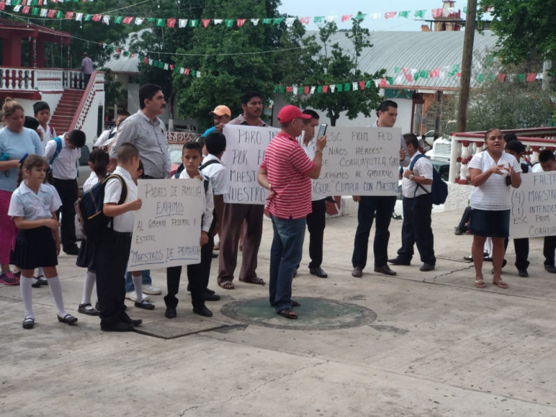 Padres cierran escuela en Coahuayutla, piden 4 maestros