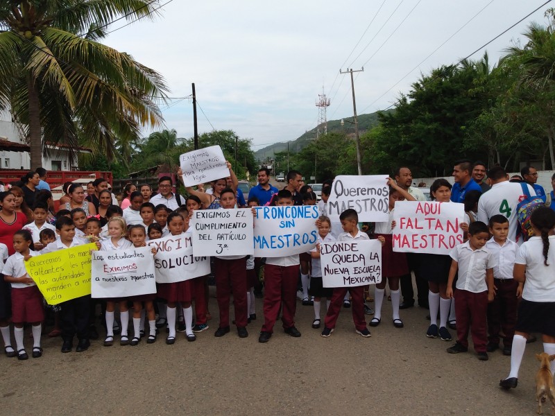 Padres cierran primaria en Troncones, piden maestros