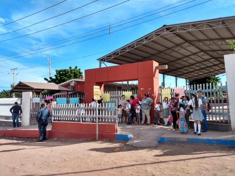 Padres cierran puertas de Primaria Adolfo Mateos