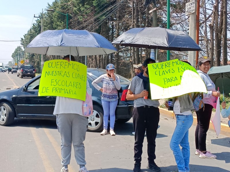 Padres de familia bloquean avenida en Lerma