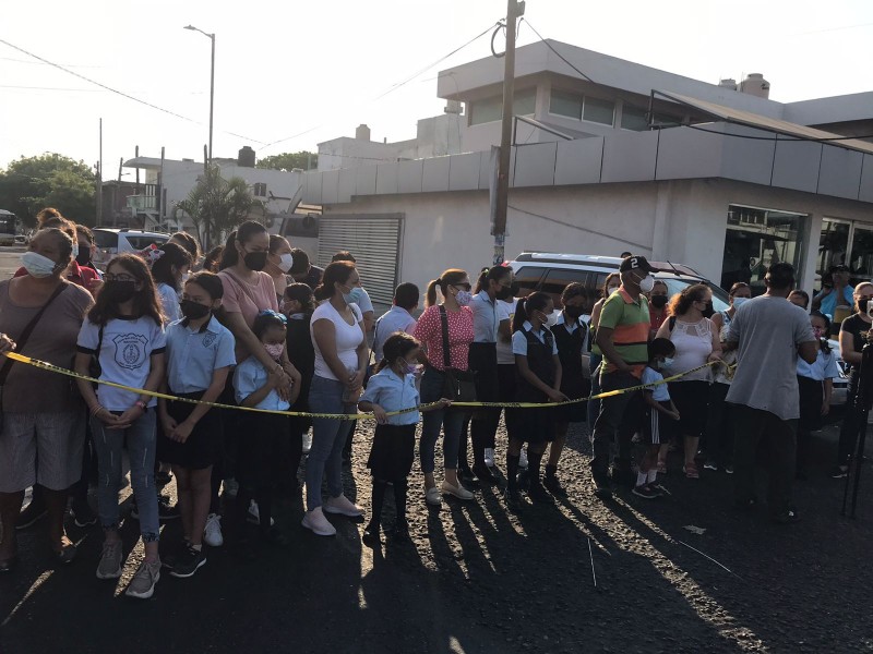 Padres de familia bloquean avenida por falta de energía