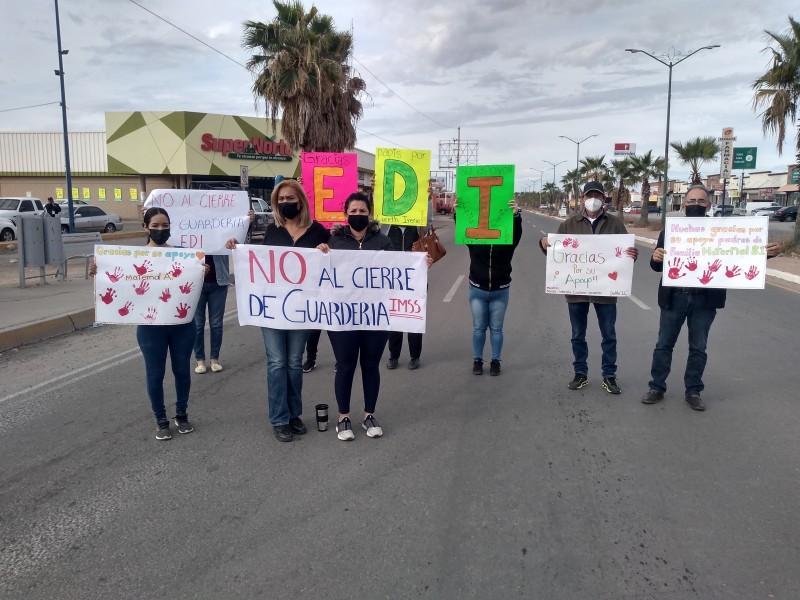 Padres de familia bloquean calle por posible cierre de guardería