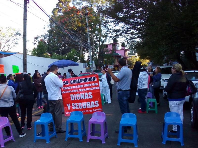Padres de familia bloquean calles de Xalapa