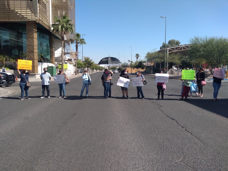 Padres de familia bloquean calles para exigir reapertura de escuela