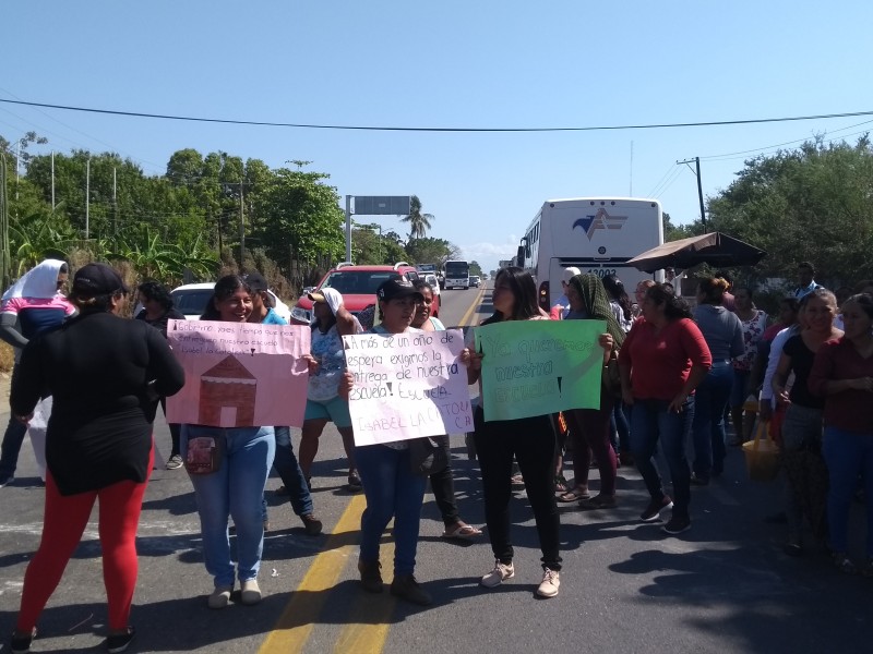 Padres de familia bloquean carretera en Tehuantepec