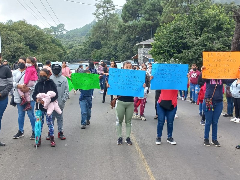 Padres de familia bloquean carretera San Juan Nuevo-Tancítaro