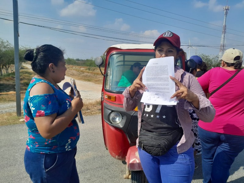 Padres de familia bloquean carreteras federales en la Ventosa.