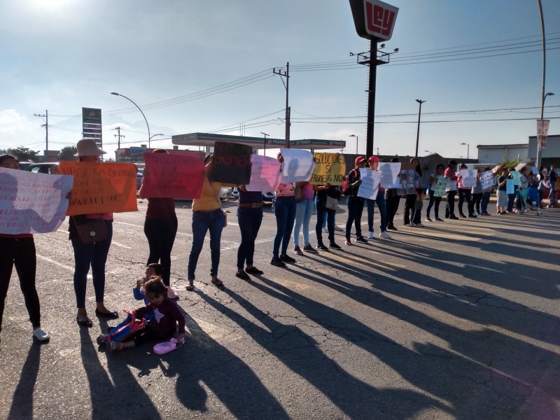 Padres de familia bloquean el boulevard Aguamilpa
