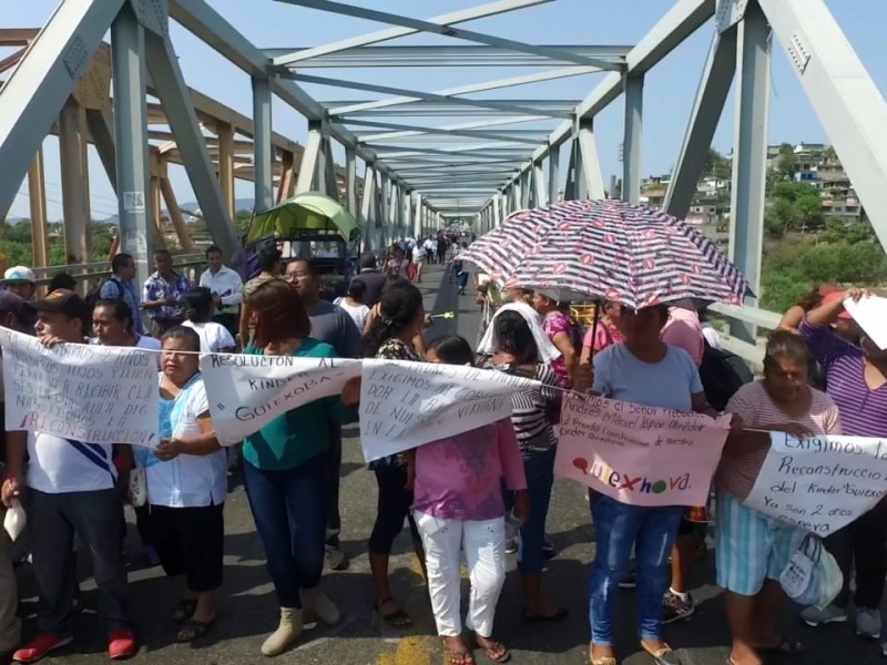 Padres de Familia bloquean el puente de Fierro