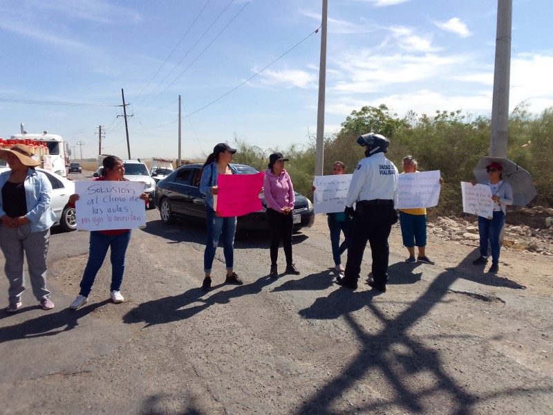 Padres de familia bloquean la carretera lateral 18,exigen aires acondicionados