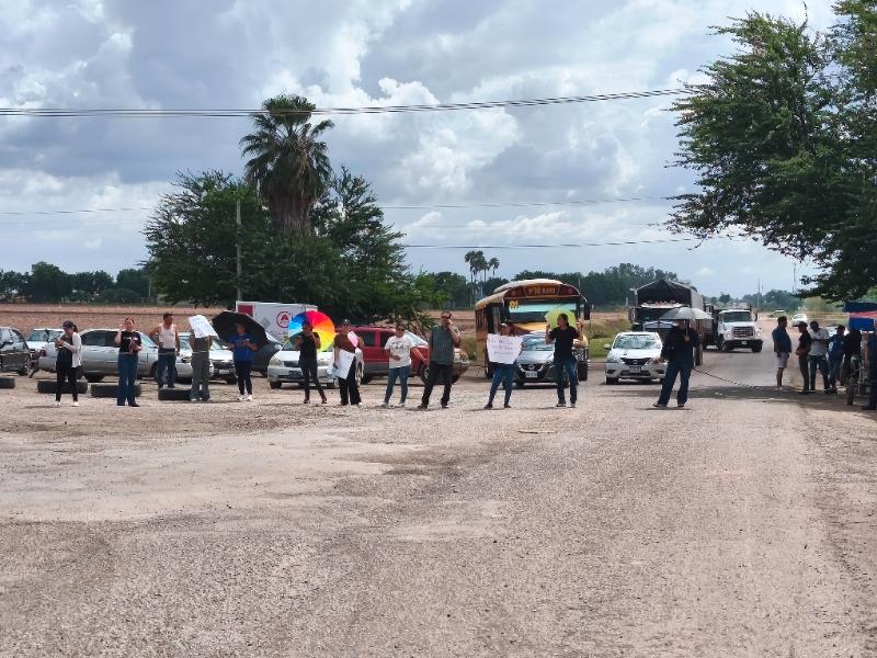 Padres de familia bloquean Lateral 18, exigen electricidad para primaria Ángel Flores