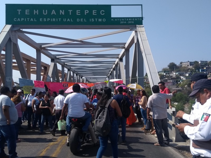 Padres de familia bloquean puente de fierro Tehuantepec