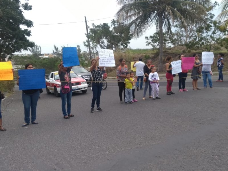 Padres de familia bloquean puente de Torrentes