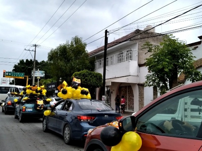 Padres de familia celebran en Caravana graduación de sus hijos