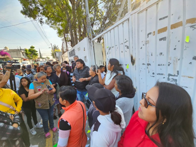 Padres de familia cierran acceso a escuela Paz y Progreso