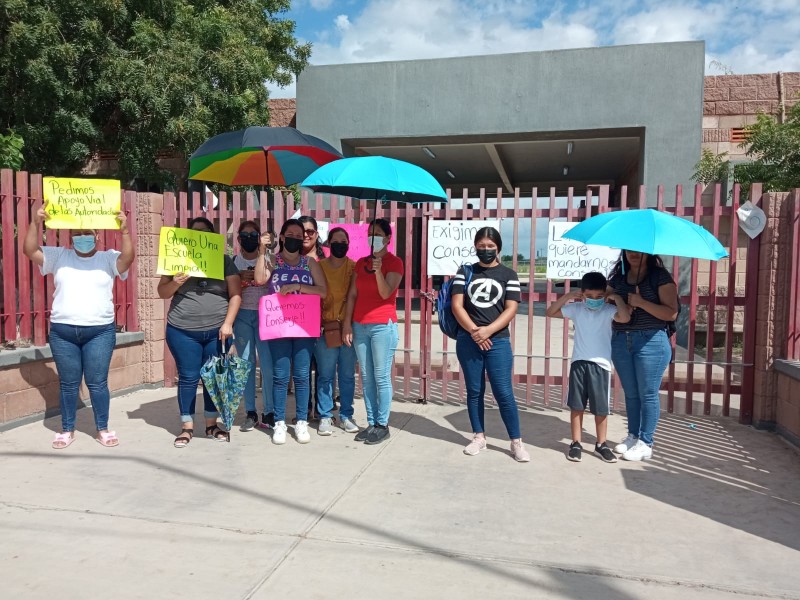 Padres de familia cierran escuela por falta de intendente