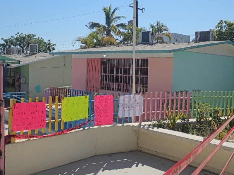 Padres de familia cierran jardín de niños por plaga de garrapatas