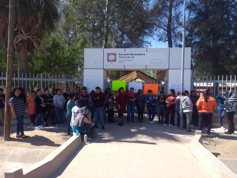 Padres de Familia cierran secundaria de Estación Riito