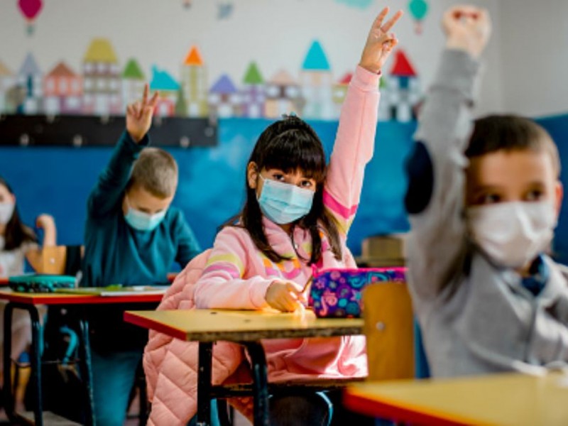 Padres de familia con últimos preparativos para regreso a clases