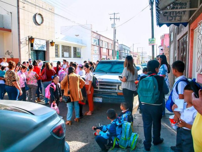 Padres de Familia de la Escuela 13 piden ser escuchados.