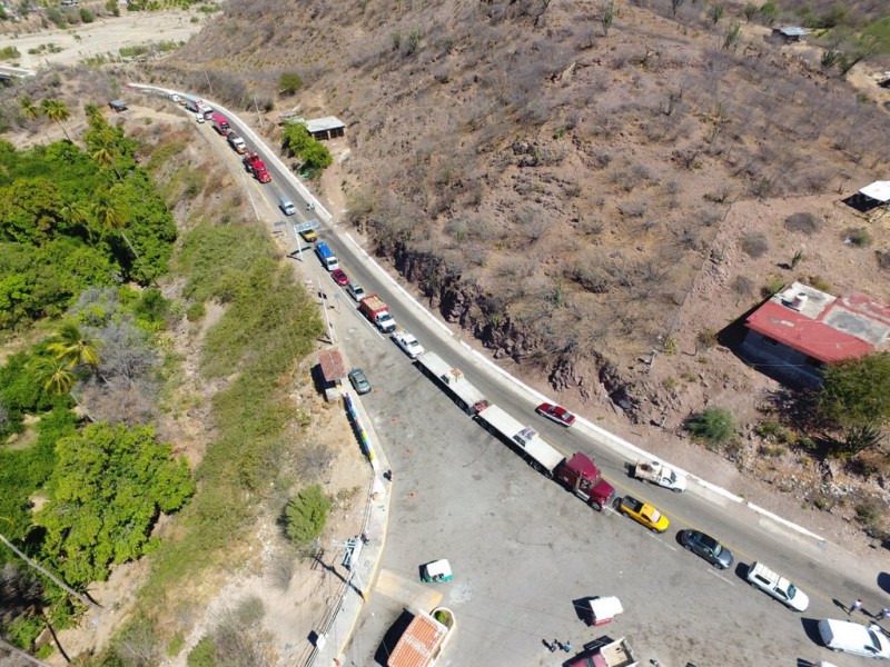 Padres de familia de Tequisistlán bloquean la carretera