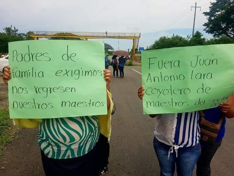 Padres de familia de Tonalá protestan.