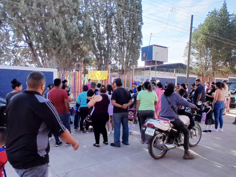 Padres de familia en espera de lugares en escuelas