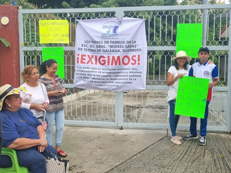 Padres de familia en secundaria “Moisés Saénz” toman delegación