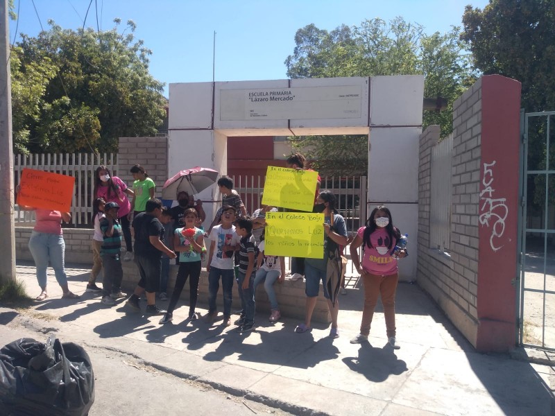 Padres de familia exigen agua y luz en escuela primaria